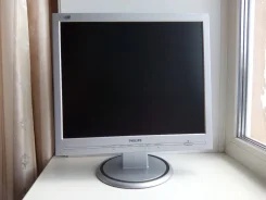 Philips. 17", ���������� �� (LCD)