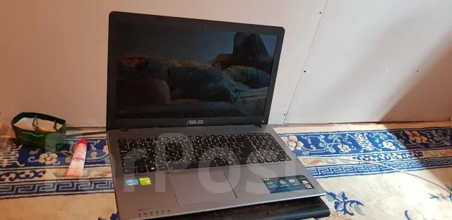 Asus X550V. 15.6", 2,6����, ��� 4 ��, ���� 500���, WiFi: 1, Bluetooth: 1, ����������� �� 1��. ����