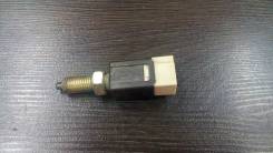 Концевик под педаль тормоза. Isuzu: Bighorn, Elf, D-MAX, MU, Fargo Nissan Atlas, H2F23, H41, H4F23, J2F23, K2F23, K4F23, M2F23, M4F23, M6F23, N2F23, N...