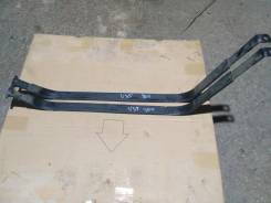 Крепление бака. Nissan: Skyline, 350Z, Fairlady Z, Stagea, Fuga Двигатели: VQ25DD, VQ25HR, VQ30DD, VQ35DE, VQ35HR, VQ37VHR, VQ25DET, VK45DE, VQ25DE