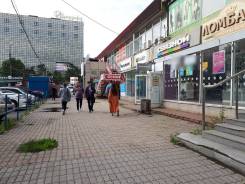 Сдаётся торговая площадь. 66 кв. м., улица Русская 46, р-н Вторая речка. Дом снаружи