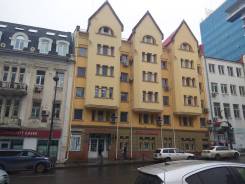 1 этаж — первая линия — самый центр — пешеходный трафик — 10 кв. м. 10 кв. м., проспект Океанский 15а, р-н Центр. Дом снаружи