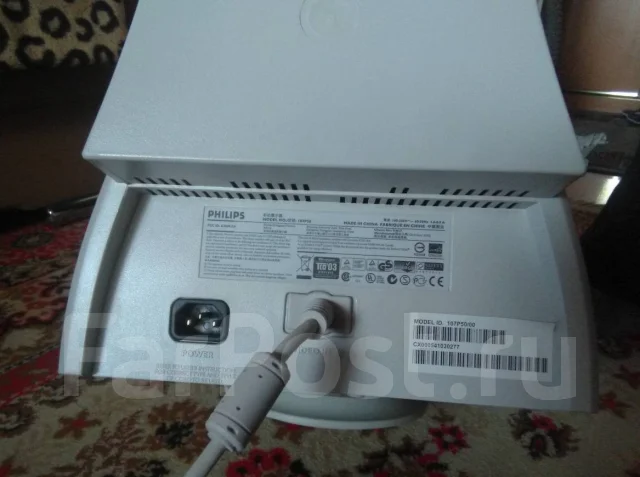 Philips. 17" ����