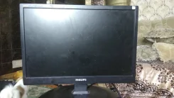 Philips. 19", ���������� �� (LCD)