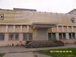 Собственник сдает в аренду здание магазина на длительный срок. 1 684 кв. м., улица Марии Цукановой 16а, р-н Фокино. Дом снаружи