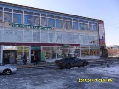 Собственник сдает в аренду помещения в торговом центре. 466 кв. м., улица Постникова 13, р-н Фокино. Дом снаружи