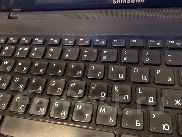 Samsung 300E5C. 15.6", ��� 8 ��, ���� 8���, WiFi: 1, Bluetooth: 1, ����������� �� 5��. ����