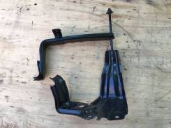 Крепление аккумулятора. Toyota Prius, NHW20