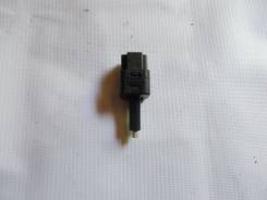 Концевик под педаль тормоза. Nissan Cedric, HY34, MY34, ENY34 Nissan Gloria, HY34, MY34, ENY34 Двигатели: VQ30DD, VQ30DET, VQ25DD, RB25DET