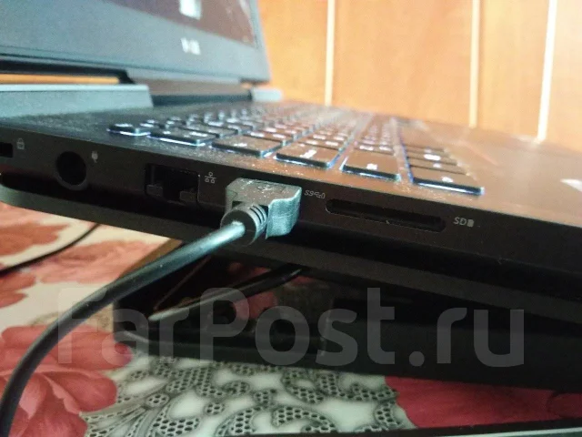 Dell Inspiron 7577. 15.6", 2,5����, ��� 8 ��, ���� 1 000���, WiFi: 1, Bluetooth: 1 ����
