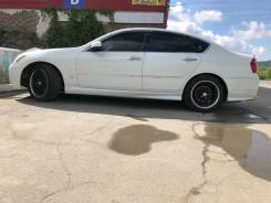 Nissan Fuga. Без водителя