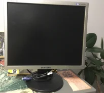 Samsung. 17", ���������� �� (LCD)