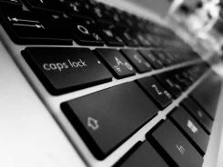 Asus ZenBook. 13.3", 2,0����, ��� 4 ��, ���� 512���, WiFi, Bluetooth, ����������� �� 8��. ����
