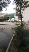 2-комнатная, ул. Тихонова 7. частное лицо, 49 кв. м. Вид из окна днём
