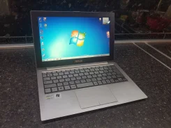 Asus ZenBook UX21E. 11.6", 1,8����, ��� 4 ��, ���� 128���, WiFi: 1, Bluetooth: 1, ����������� �� 3��. ����