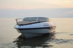 Rinker. 2003 ���, ����� 6,5��., ��������� ������������, 220��.�., ������ ����