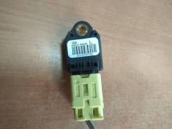 Датчик airbag. Toyota Avensis, ADT250, ADT251, AZT250, AZT250L, AZT250W, AZT251, AZT251L, AZT251W, ZZT250, ZZT251, ZZT251L Двигатели: 1ADFTV, 1AZFE, 1...