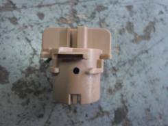 Патрон лампы. Toyota: Corolla Axio, Corolla Fielder, Corolla, Kluger V, 4Runner, Highlander Двигатели: 1NZFE, 1ZZFE, 2C, 2NZFE, 3ZZFE, 2ZZGE, 3CE, 1CD...