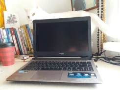 Asus U32. 2,9����, ��� 8 ��, ���� 464���, WiFi: 1, Bluetooth: 1, ����������� �� 1��. ����