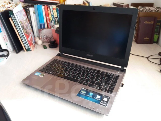 Asus U32. 2,9����, ��� 8 ��, ���� 464���, WiFi: 1, Bluetooth: 1, ����������� �� 1��. ����