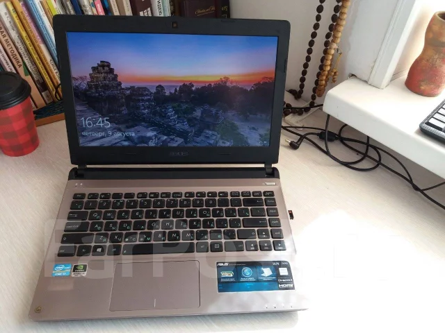 Asus U32. 2,9����, ��� 8 ��, ���� 464���, WiFi: 1, Bluetooth: 1, ����������� �� 1��. ����