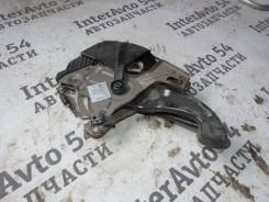 Педаль ручника. Volkswagen Touareg, 7L6, 7L7, 7LA Двигатели: AYH, BAC, BAR, BHK, BHL, BJN, BKS, BLE, BLK, BPD, BPE, BWF, CASA, CASC, CATA, CBWA, CFRA
