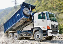 Hino 700 ����