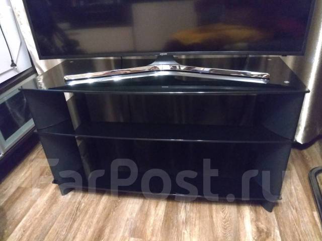 Продам тумбу под телевизор, б/у, в наличии. Цена: 3 000₽ в Хабаровске