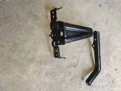 Крепление аккумулятора. Toyota Prius, ZVW30, ZVW30L