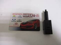 Концевик под педаль тормоза. Nissan: NV350 Caravan, Maxima, Altima, NV200, Almera, Bluebird Sylphy, Cedric, Caravan, Silvia, Xterra, Tino, Cima, Stage...