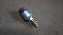 Концевик под педаль тормоза. Toyota: Regius Ace, Windom, Crown, Scepter, Aristo, Verossa, Camry Gracia, Sprinter Trueno, Corolla, Altezza, Tundra, Reg...