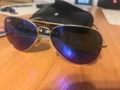 Очки Ray-Ban.
