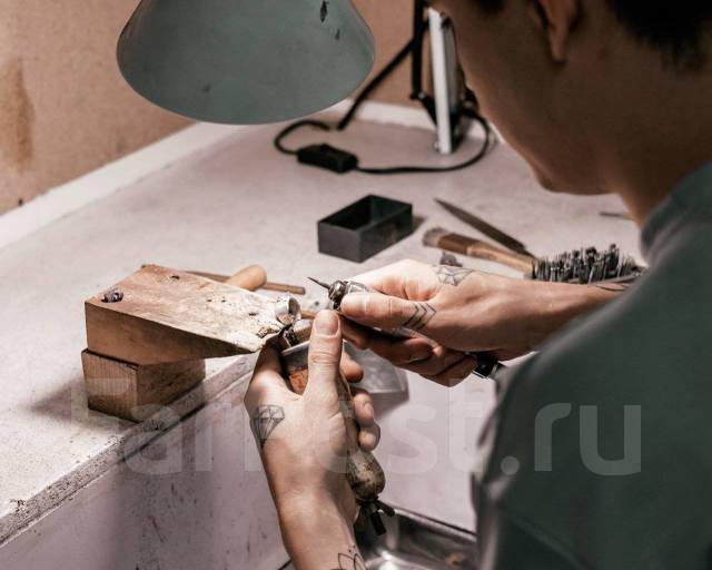 Ученик ювелира. Ювелир колледж. Где обучиться ювелирному делу. Курсы ювелиров. Предметы ювелира.