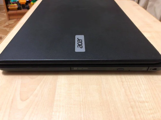 Acer Aspire ES1. 17.3", 2,2����, ��� 8 ��, ���� 1 000���, WiFi: 1, Bluetooth: 1, ����������� �� 5��. ����