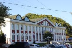 Здание торгово-административного центра "Колизей" в Находке. Улица Гагарина 10, р-н Рыбный порт, 4 194 кв. м.