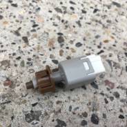 Концевик под педаль тормоза. Toyota: Allion, ist, Aurion, Allex, Vios, Ipsum, Corolla, Innova, Avensis Verso, Estima, Caldina, Vanguard, FJ Cruiser, T...