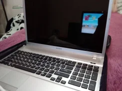 Sony VAIO VPC-F12E1R. 16.4", 2,5����, ��� 8 ��, ���� 500���, WiFi, Bluetooth, ����������� �� 4��. ����