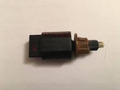 Концевик под педаль тормоза. Toyota Aqua, NHP10, NHP10H