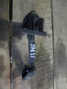 Ограничитель двери. Toyota Avensis, ADT251, AZT250, AZT250L, AZT250W, AZT251, AZT251L, AZT251W, AZT255, AZT255W, CDT250, ZZT251, ZZT251L Двигатели: 1A...