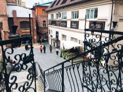 Сдаётся помещение в Старом Дворике ГУМа, Владивосток. 173 кв. м., улица Светланская 33, р-н Центр. Дом снаружи