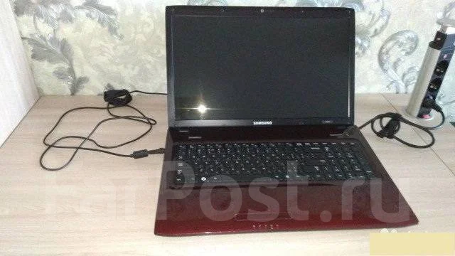Samsung R780. 17.3", 2,2����, ��� 4 ��, ���� 320���, WiFi: 1, Bluetooth: 1, ����������� �� 2��. ����