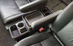 Бардачок. Toyota Voxy, ZRR80G, ZRR80W, ZRR85G, ZRR85W, ZWR80G, ZWR80W Toyota Noah Двигатели: 2ZRFXE, 3ZRFAE