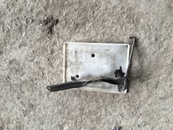 Крепление аккумулятора. Toyota Land Cruiser Prado, KDJ90, KDJ90W, KDJ95, KDJ95W, KZJ90, KZJ90W, KZJ95, KZJ95W, RZJ90, RZJ90W, RZJ95, RZJ95W, VZJ90, VZ...