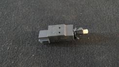 Концевик под педаль тормоза. Mercedes-Benz: Sprinter, M-Class, B-Class, V-Class, A-Class Двигатели: M111E23, OM611DELA, OM612DELA, OM647, M112E32, M11...