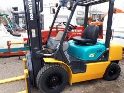 Komatsu. Вилочный погрузчик FG 25T с крутящимися вилами, 2 500 кг., Бензиновый