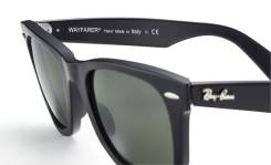 Очки Ray-Ban.