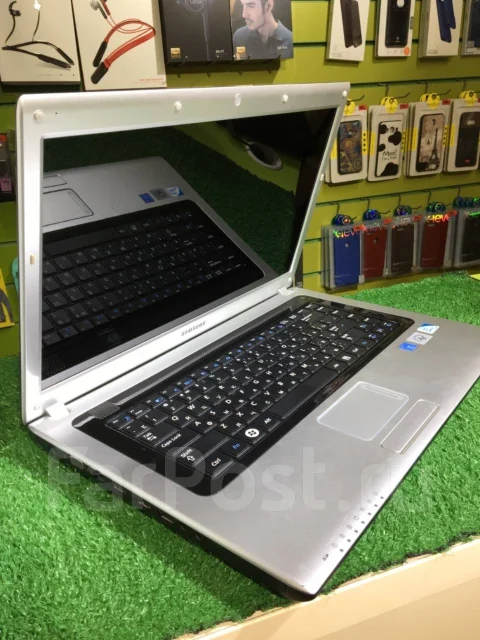 Samsung R518. 15.6", 2,2����, ��� 2048 ��, ���� 320���, WiFi: 1, Bluetooth: 1, ����������� �� 3��. ����