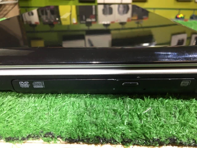 Samsung R518. 15.6", 2,2����, ��� 2048 ��, ���� 320���, WiFi: 1, Bluetooth: 1, ����������� �� 3��. ����
