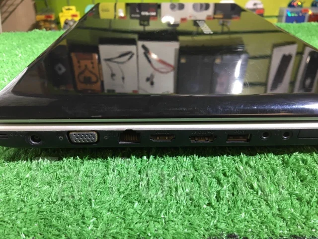Samsung R518. 15.6", 2,2����, ��� 2048 ��, ���� 320���, WiFi: 1, Bluetooth: 1, ����������� �� 3��. ����