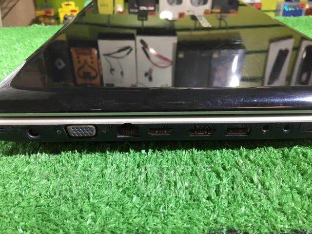 Samsung R518. 15.6", 2,2����, ��� 2048 ��, ���� 320���, WiFi: 1, Bluetooth: 1, ����������� �� 3��. ����